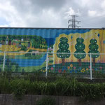 あかるい子保育園（うるま市栄野比）　コンテナ壁画02＿3本の木  2019年制作