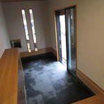床・御影石　　天井・米栂　　壁・高千穂シラス　　　とっても涼しい玄関、独特の音響