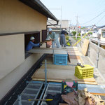 ステージ足場から内部を解体搬出