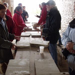 Les participants près à démarrer leur inititation à la taille d'un bas-relief