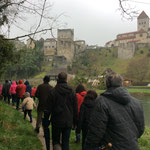 Le tour de l'île permet d'avoir un beau point de vue sur la ville de Sauveterre