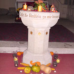 geschmückter Altar zum Erntedankfest