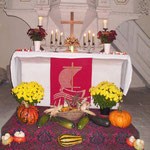 geschmückter Altar zum Erntedankfest