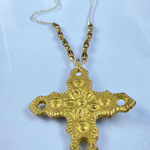 Croix de bronze ciselée et perles de bronze sur cordon : 50 €   VENDU