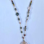 Sautoir Rosa: quartz roses, agates, tourmalines et bronze : 90 €  VENDU