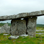 Dolmen von Poulnabrone, ein neolithisches Steingrab im Burren-Gebiet.