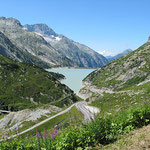 Vom Grimselpass hinunter geht es an mehreren Stauseen vorbei.