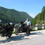 Seltenheitswert: wir sind kurzzeitig die einzigen 2 Motorräder am Parkstreifen am Sylvensteiner See.