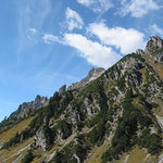 Imposante Felsformationen lassen uns immer wieder kurz halten und den Blick genießen.