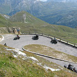 Auf Kopfsteinpflaster und über enge Kehren hinauf zur Edelweißspitze.