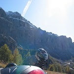 Sonne, schneebedeckte Berge, klare Luft, trockene Fahrbahn - optimal!