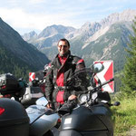 Ein deutscher V-Strom-Fahrer fotografiert mich.