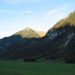 Die letzen Sonnestrahlen erhellen die Berggipfel.