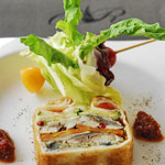 Terrina di pesce azzurro e verdure della zona