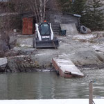 湖が凍る前に、木製の桟橋を陸に引き揚げる。