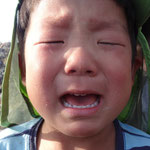 最近よく泣くタラ。トキゾーが3歳の頃よりマシだと、余裕の両親