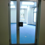 事務所入口　戸締りは、ガラス戸の他に鉄扉を閉めて2重にします。