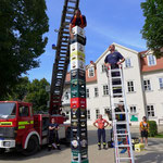 Stadtwehrleiter Uwe Hoffmann bleibt ihm auf den Fersen und stapelt 15 Kisten.