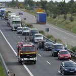 Eine Rettungsgasse wie aus dem Lehrbuch. Foto: Frank Gehrmann