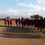Maasai tanzten und sangen (Maasais dance and sing)