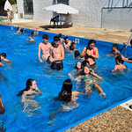 DESPUES DE LA PALIZA DEL BUS, NOS MERECEMOS UNA PISCINITA