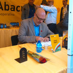 David Martí signant