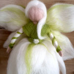 Handgefertigte Schneeglöckchenfee aus Märchenwolle – zarte Frühlingsdekoration für Jahreszeitentisch, Wohnzimmer und als Geschenk für Blumenliebhaber.