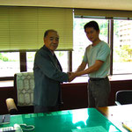 本場奄美大島紬協同組合の理事長と　2006年