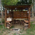 Ce que nous appelons notre "cabane", c'est une cuisine d'extérieure, pour cuisiner dehors toute l'année de manière traditionnelle ! (PHOTO 2019 (c) John C)