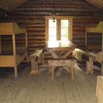 Intérieur d'une isba servant de refuge dans la taïga. (PHOTO 2010 (c) John C).