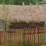 Cette petite isba sert de rangement agricole, comme autrefois. Notez le toit en "foin" (et non en chaume!) traditionnel de la culture bashkir d'avant 19e (PHOTO 2021 (c) John C)