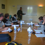 John C instruisant les policiers de l'environnement de l'OFB (anciennement ONCFS) à sa méthologie du pistage dans le cadre de la lutte anto-braconnage (PHOTO 2016 (c) Yoann Galéran)