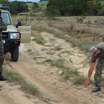 Yoann Galéran, le collègue pisteur de John C instruit les éco-gardes d'un parc national en Afrique à la lecture de piste de véhicule dans le cadre des investigations anti-braconnage (PHOTO 2016 (c) John C)