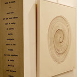Les poèmes de Asma Ghiloufi composent les cimaises aux côtés des toiles.
