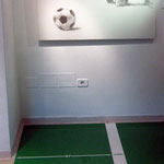 Andante, fusain mixte sur toile, 120 x 90 cm, 2011. le sol de la galerie est couvert d'un film vert et d'un traçage blanc.