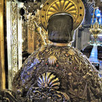 Die Statue vom Apostel Jakobus über dem Altar