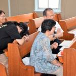 紙芝居には10名ほどの配役があり、4人で分担してお稽古中です。しかし、おかしくて、おかしくて、笑い転げ始めた皆さんです。いいなぁ、こういうの！