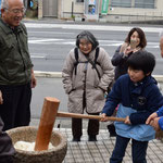 悠紀君の出番が回ってきました。ど真ん中のご婦人が通りがかりの方です。一緒にお餅を食べられなかったのが残念。