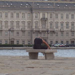 Trieste • una pausa sul Molo Audace: sullo sfondo il palazzo del Lloyd Triestino • © foto introitaly