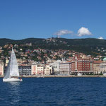 Trieste • veleggiando davanti alle rive • © foto introitaly