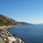 Trieste • la passeggiata sul lungomare di Barcola: sullo sfondo la città • © foto introitaly