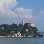 Trieste • il castello di Duino visto dal mare • © foto introitaly