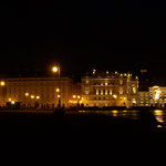 Trieste • immagine notturna delle rive, dalla chiesa greco ortodossa a piazza Unità • © foto introitaly
