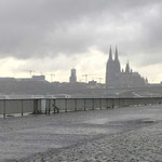 Fast am Ziel - Dom im Regen