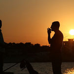 Abendgespräch zweier Männer In Bari-Palese auf der Hafenmole