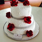Pastel para boda de fondant 3 pisos con flores rojas