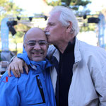 La bise de Yann Arthus--Bertrand à Serge Orru