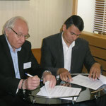Jean Valère Geronimi, président d'U Marinu et Pierre-André Giovannini, directeur régional de la SNCM signant un partenariat.