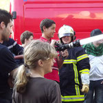 Les lances en action, pour des élèves transformés en pompiers le temps d’un exercice