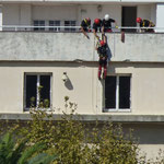 Les sapeurs pompiers descendent la façade la mairie en rappel